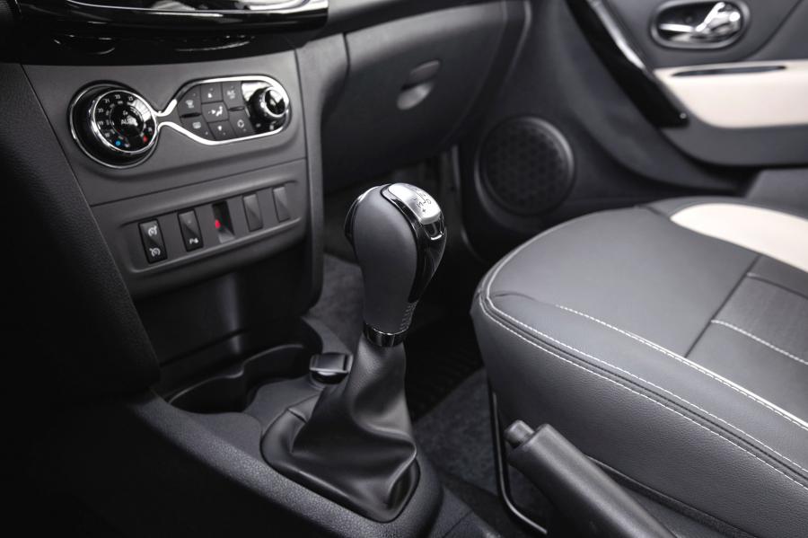 Детали интерьера Renault Sandero Stepway 2019 года  (LA) (фото 3 из 40)